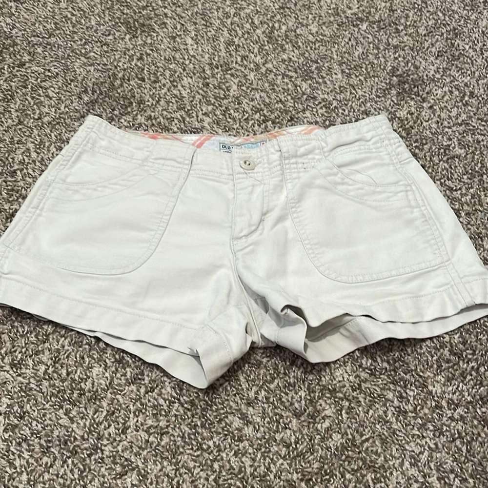 Short pale beige color